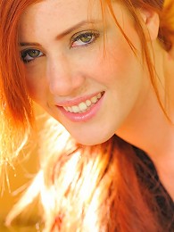 Elle redhead spreads pussy